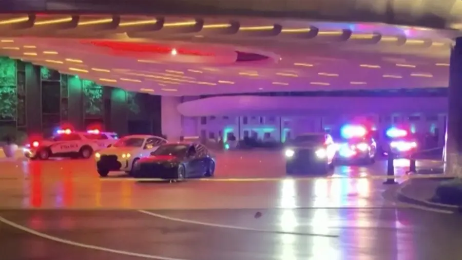 2026 年 4 月 6 日（週一），在佛羅里達州好萊塢（Hollywood）Seminole Hard Rock 酒店外的禮賓停車區發生的槍擊事件現場，警方與急救人員趕赴現場。（WSVN via AP）