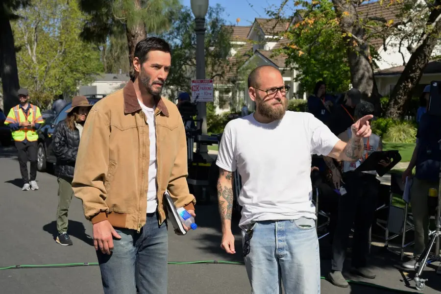 〈Boomerang〉 Keanu Reeves and Jonah Hill on set (right)