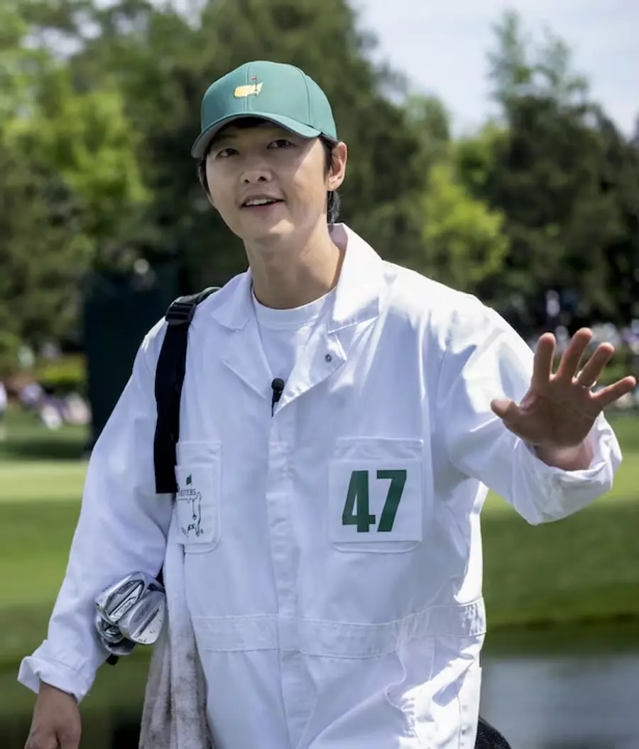 Song Joong-ki, who stepped in as a caddie at the Masters Par 3 Tournament [Provided by Masters Media Hub. No reprinting or database use permitted. ]