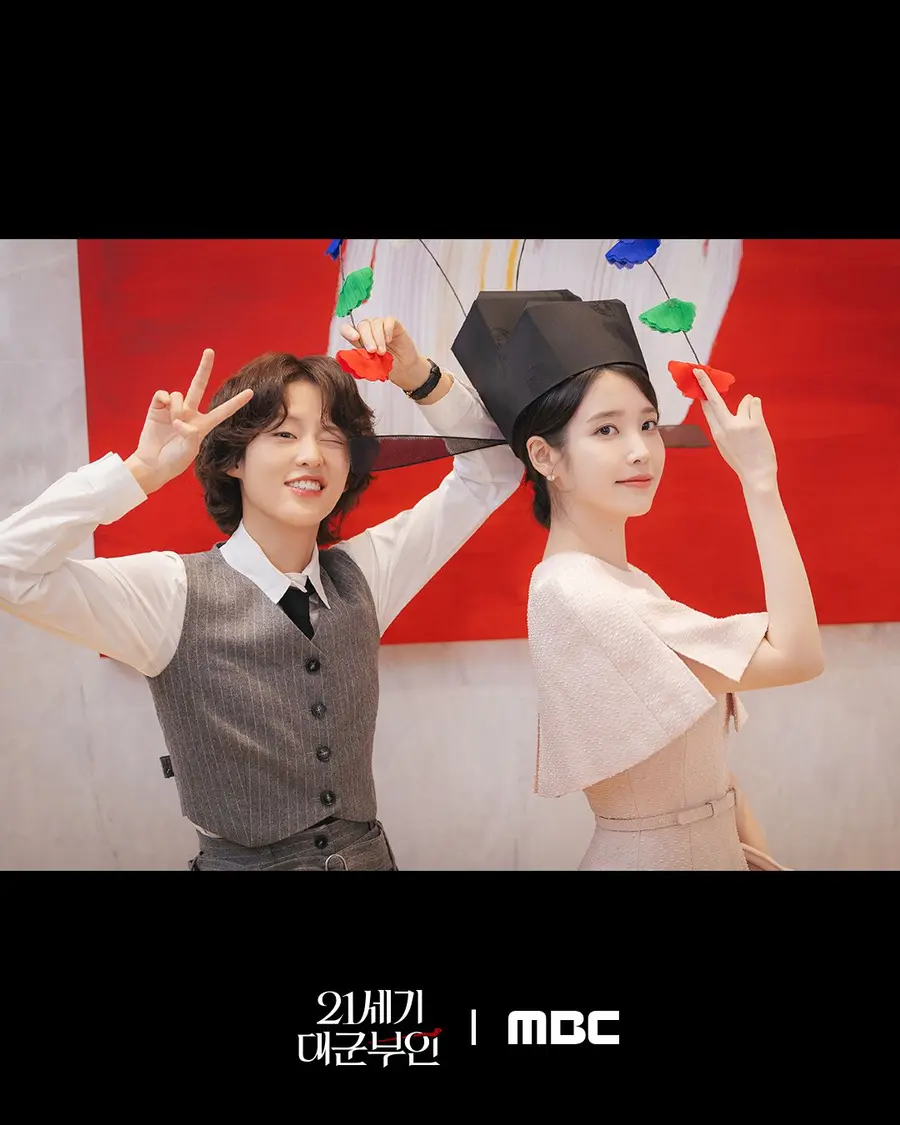 〈21セギ デグンブイン〉 イ・ヨン（左）、IU