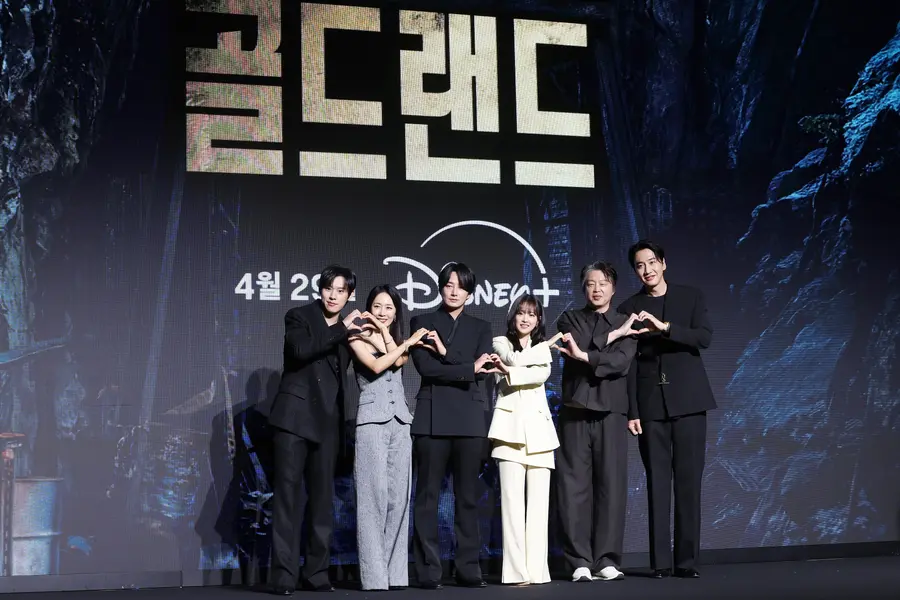 27日在首爾永登浦區Conrad飯店舉行的Disney+原創影集《Goldland》製作發表會——自左至右：金成哲、文貞熙、李賢旭、朴寶英、金熙元、李光洙