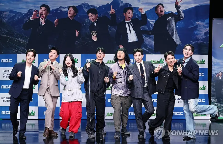 28日午後MBCゴールデンマウスホールで行われたMBC新バラエティ番組『最高優秀産』製作発表会でポーズ 左からホ・ギョンファン、チャン・ドンミン、ソ・イェナ、キム・ミョンヨプ、キム・イクファンPD、ユ・セユン、ヤン・セヒョン、ブーム
