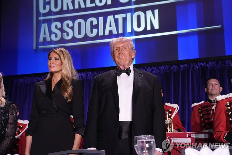 出席白宮採訪記者團晚宴活動的特朗普總統與梅蘭妮亞女士[英國媒體/韓聯社資料照片]