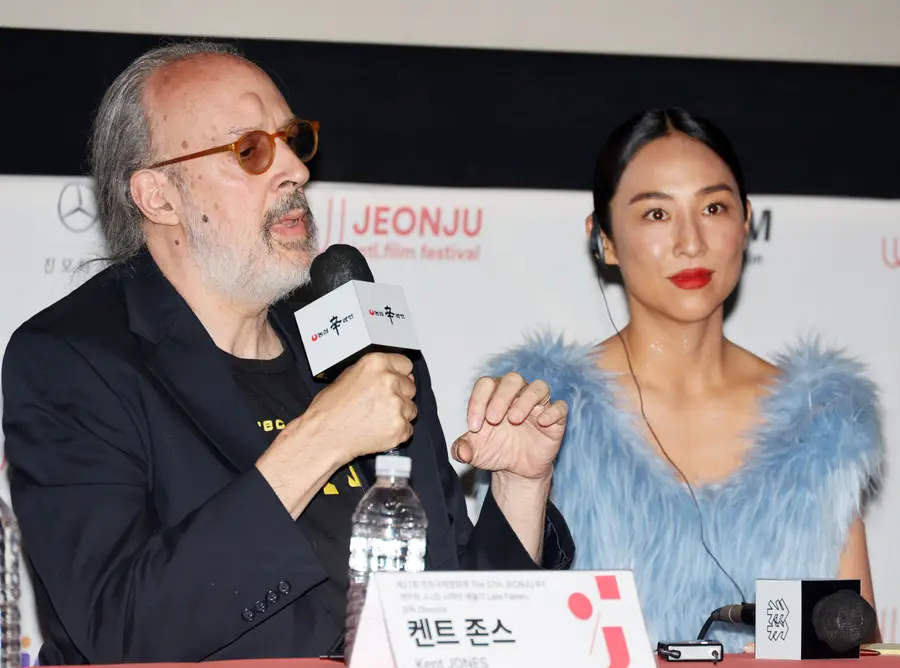 第27回 全州国際映画祭 開幕作『私的な芸術家（ナエ サジョンウィ イソルチャガ）』の記者会見で、ケント・ジョーンズ監督が作品について紹介している。