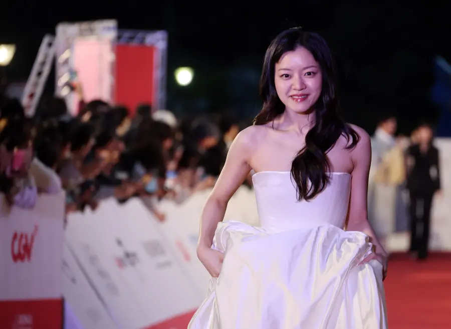 第27回 全州国際映画祭のレッドカーペットで審査を担当した俳優コ・アソンの入場