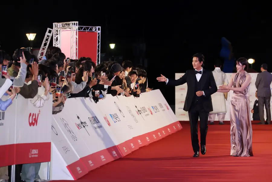 開幕式の司会を務めたシン・ヒョンジュン、コ・ウォンヒ俳優