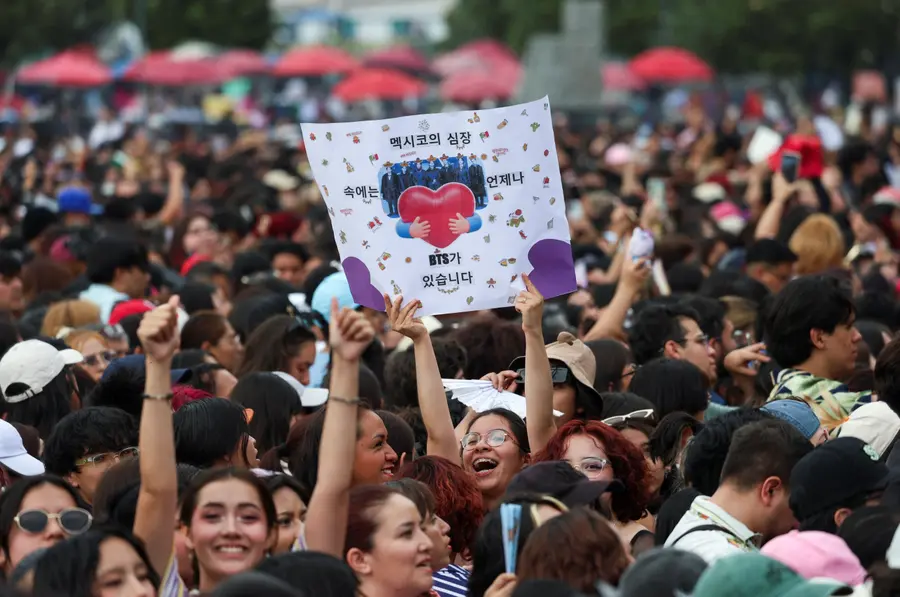 Mexican fans welcoming the group BTS [Reuters=Yonhap News Agency]