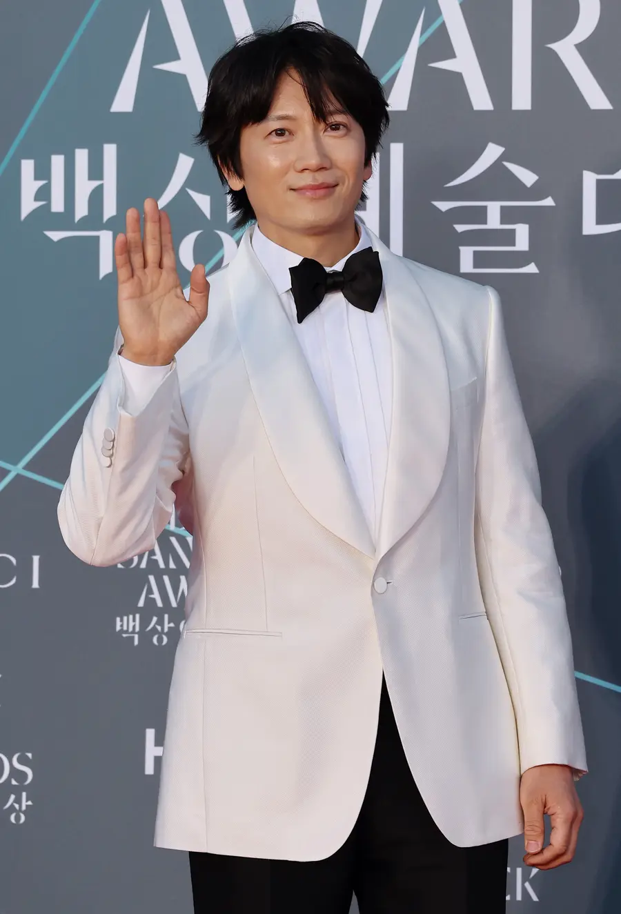 Actor Ji-sung / Poses at the 62nd Baeksang Arts Awards Red Carpet event