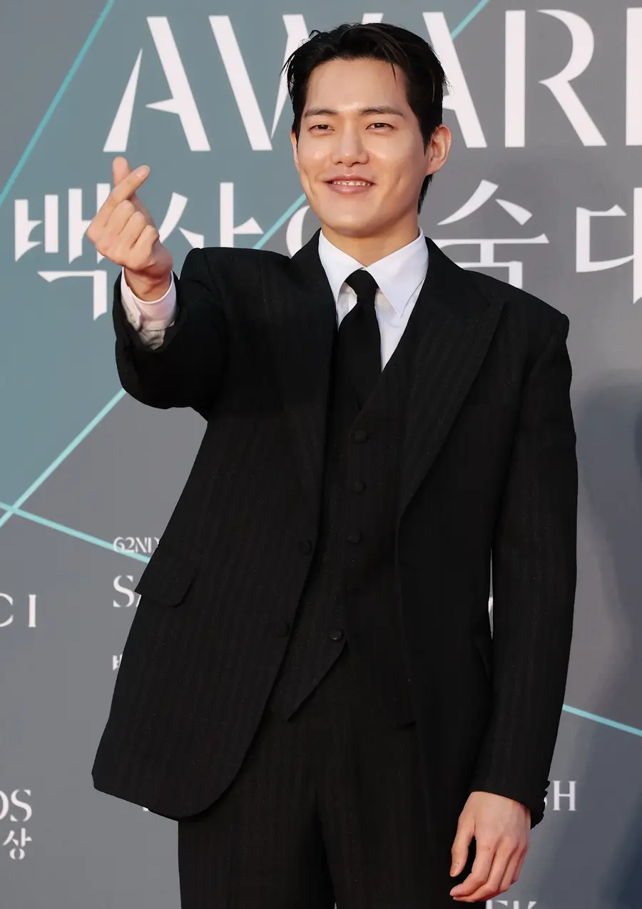 Actor Kim Gun-woo / Poses at the 62nd Baeksang Arts Awards Red Carpet event