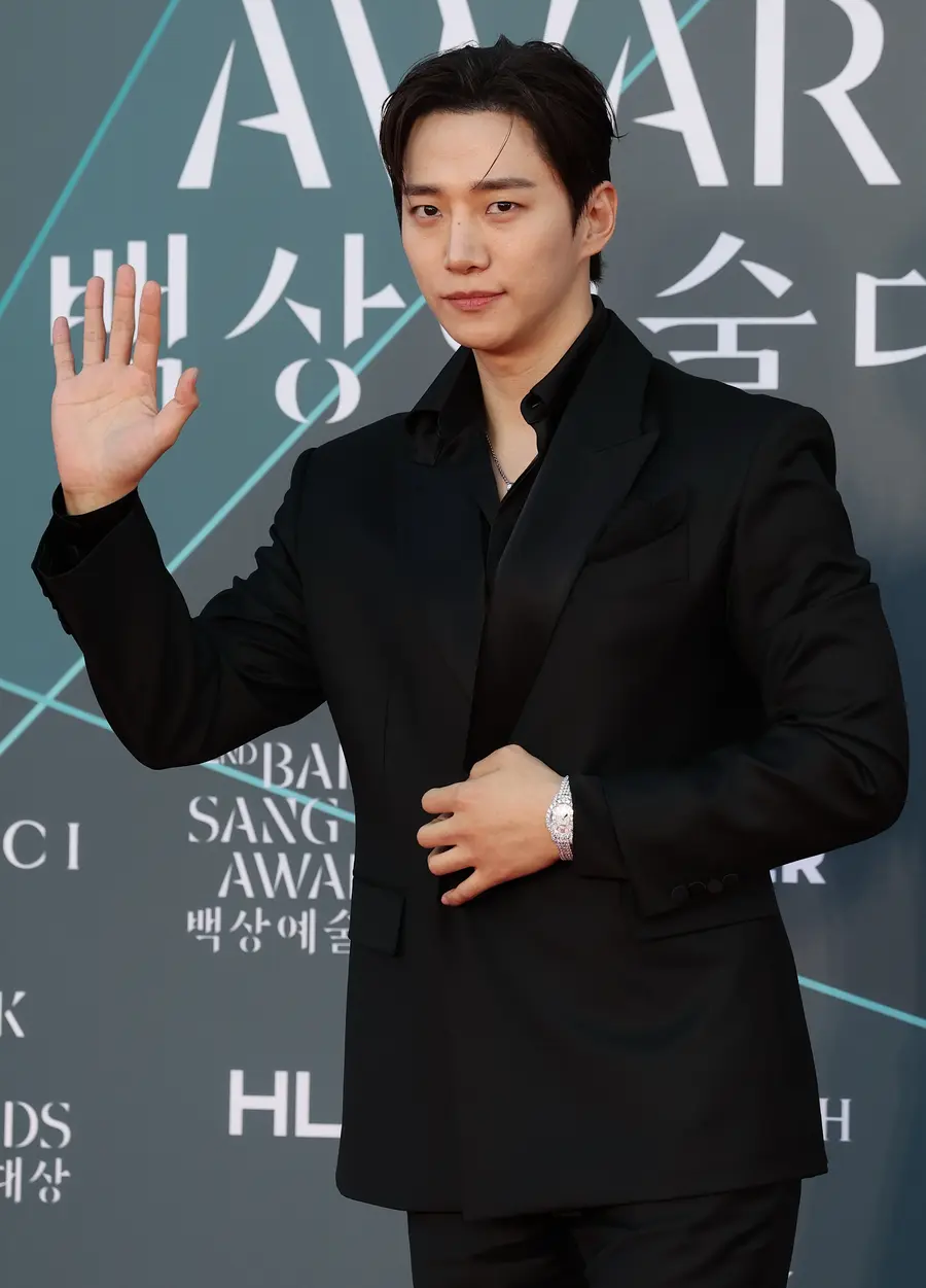 Actor Lee Jun-ho / Poses at the 62nd Baeksang Arts Awards Red Carpet event