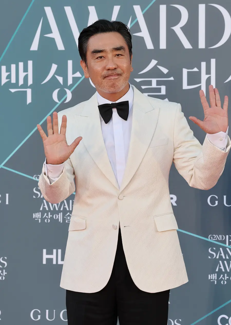 Actor Ryu Seung-ryong / Poses at the 62nd Baeksang Arts Awards Red Carpet event