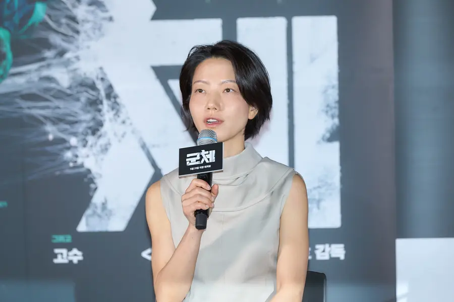 〈群體〉 記者座談會現場的金信祿 (提供=Showbox)