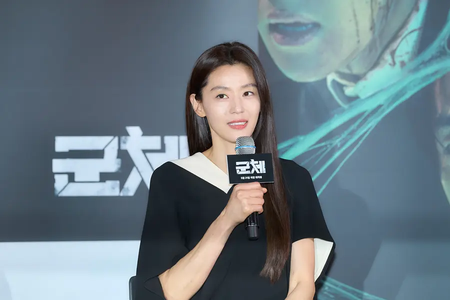 〈群體〉 記者座談會現場的全智賢 (提供=Showbox)