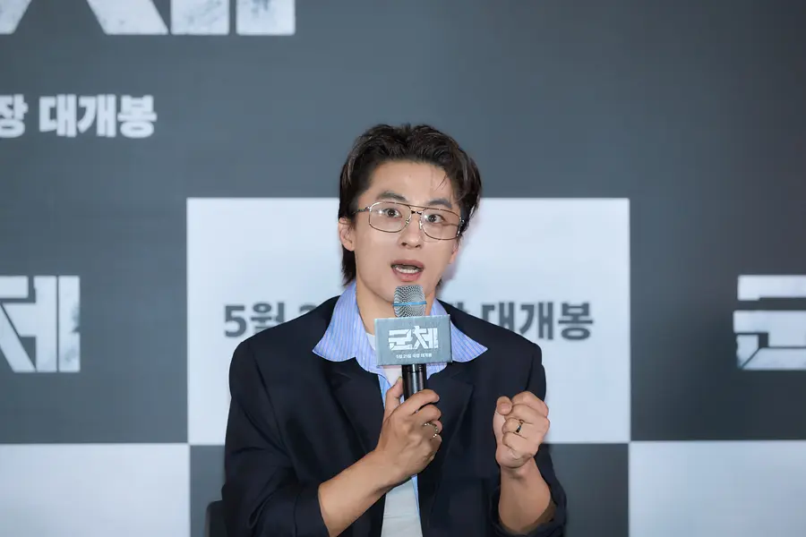 〈群體〉 記者座談會現場的具教煥 (提供=Showbox)
