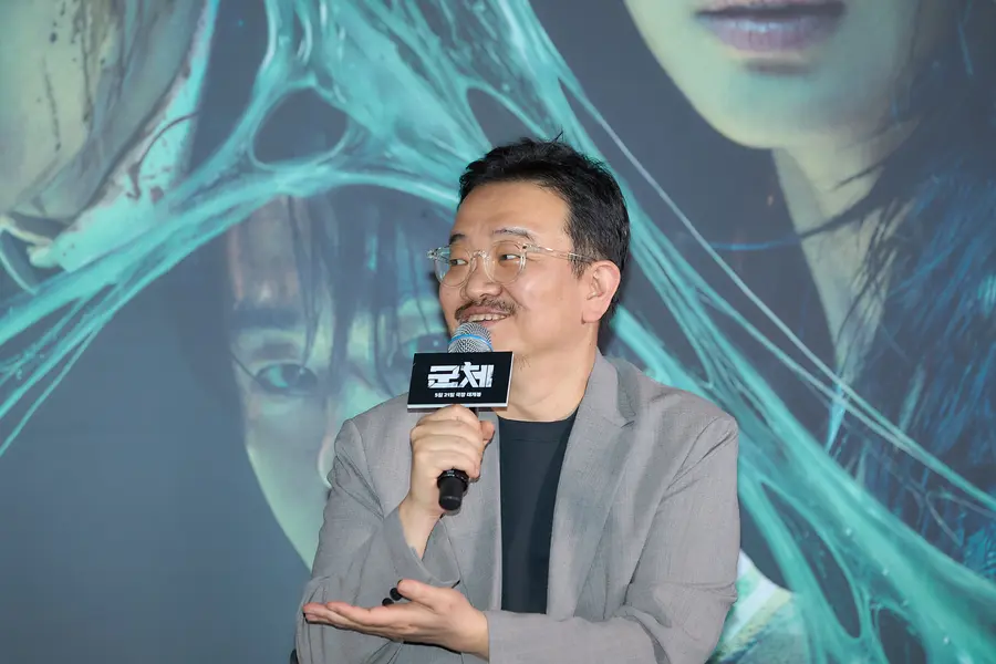 〈群體〉 記者座談會現場的延相昊導演 (提供=Showbox)