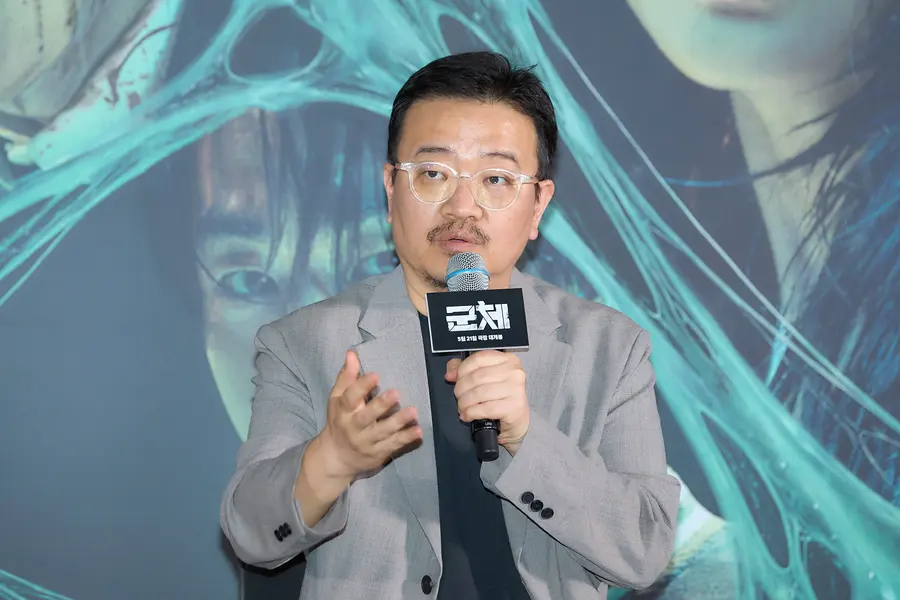 〈群體〉 記者座談會現場的延相昊導演 (提供=Showbox)