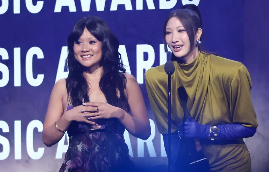 «KaeDeHun» «Golden», ganador de «Song of the Year» en los «American Music Awards» / ReiAmi (izq.) y EJAE (dcha.) [AFP=Yonhap]