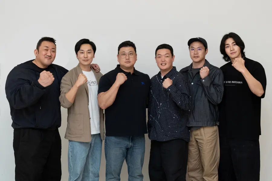Dàn diễn viên và đạo diễn của phim 'Đô vật tội phạm 5' [cung cấp bởi ABO Entertainment]