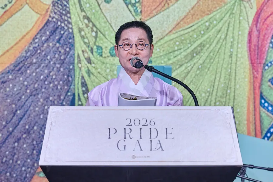 Kim Jo-gwang-su, presidente del consejo de la Asociación sin ánimo de lucro Shinnaneun Center dando un discurso de bienvenida