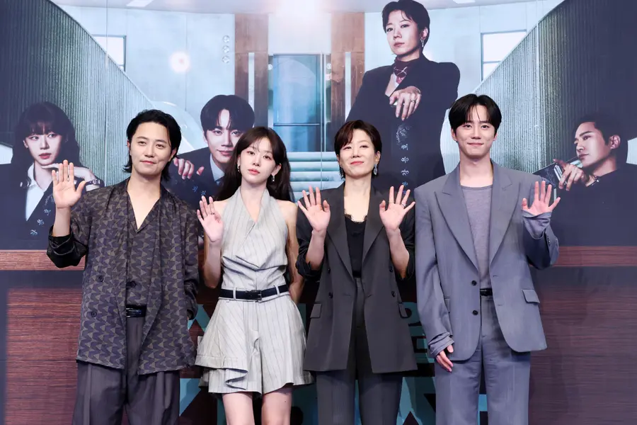 Los protagonistas de «Nuevo empleado: presidente Kang»: Jin Goo (de izquierda a derecha), Lee Ju-myung, Jeon Hye-jin, Lee Jun-young