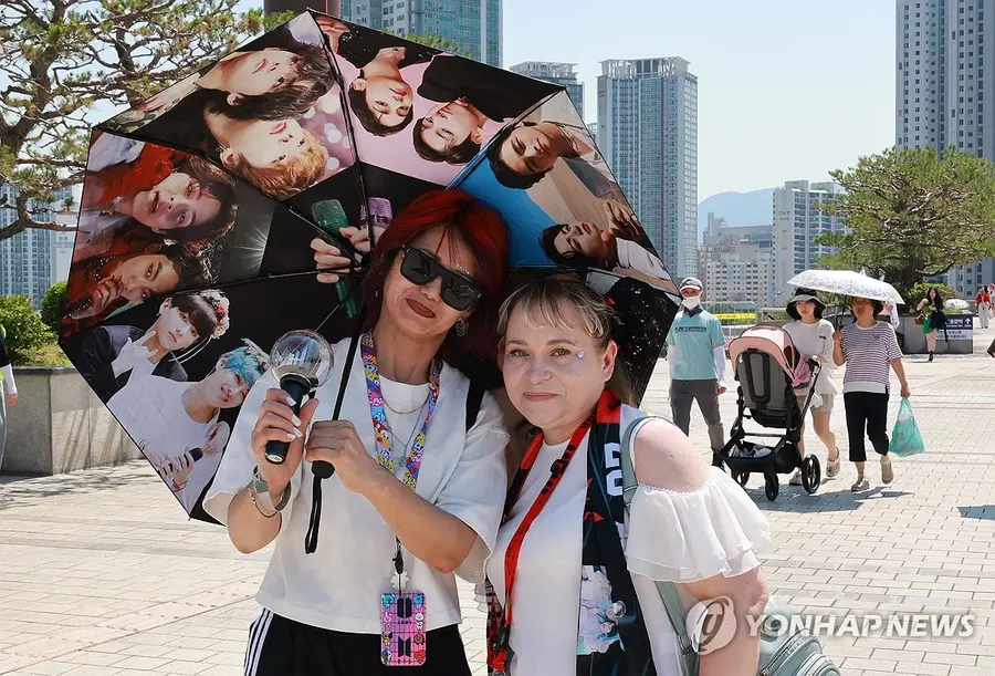 BTS pays off in Yangsan (Busan=Yonhap) reporter Kang Seon-bae = On June 12, at the entrance to the Asiad Main Stadium in Dongnae-gu, Busan, a foreign fan is posing while wearing a balloon (yangsan) filled with photos of BTS members ahead of the ‘BTS World Tour: Arirang IN Busan’ concert by BTS. 2026.6.12 sbkang@yna.co.kr