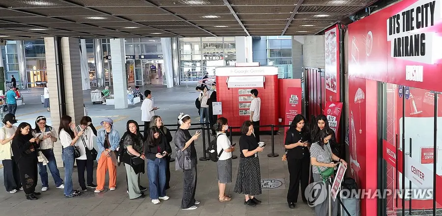 Busan Station Welcome Center, foreign tourists waiting to enter