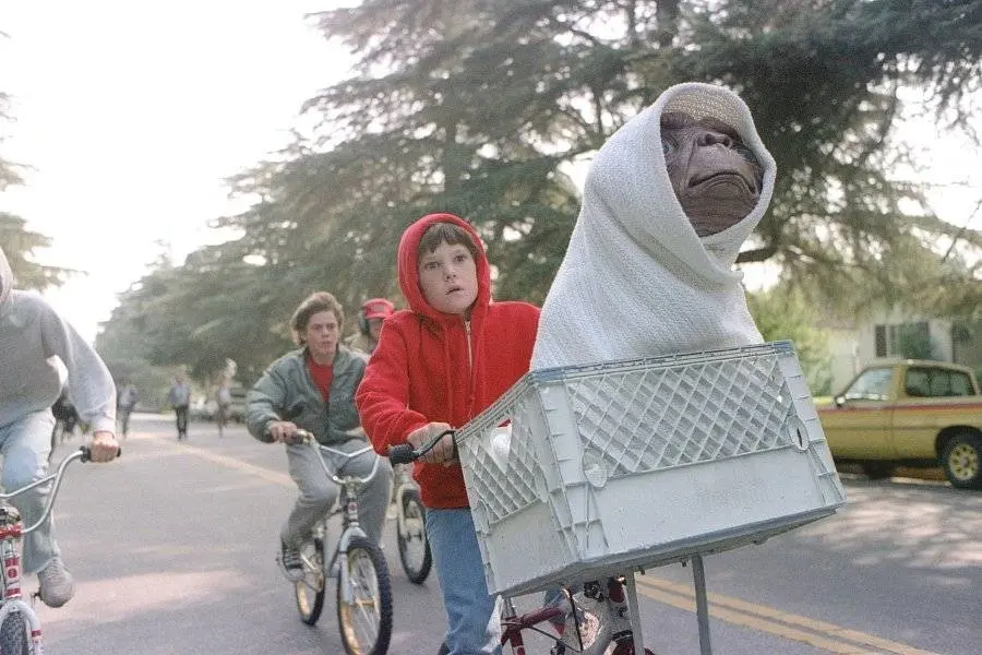 〈E.T.〉