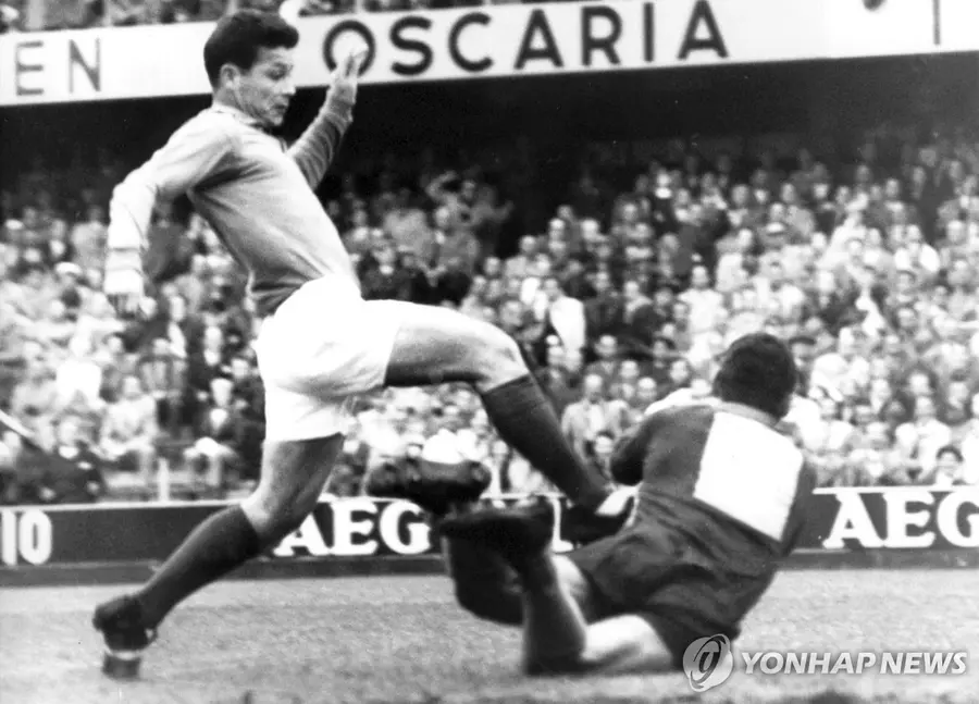 ジュスト・フォンテン（左）の1958年ワールドカップでの活躍 [AP=聯合ニュース]
