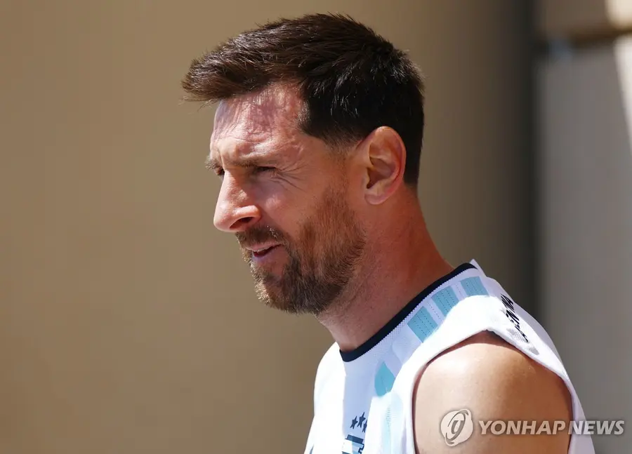 Messi trains [Reuters/ Yonhap]