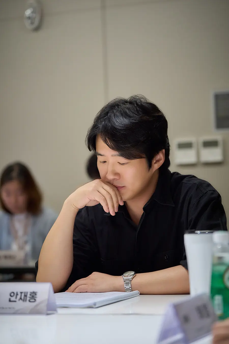 〈Son-eop-neun nal〉 reading en el set
