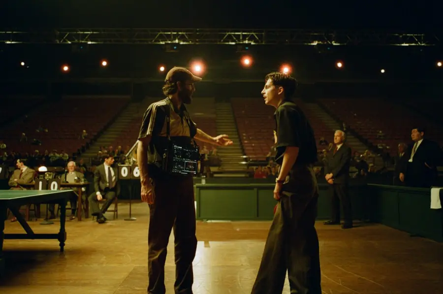 Josh Safdie (à gauche) et Timothée Chalamet sur le plateau