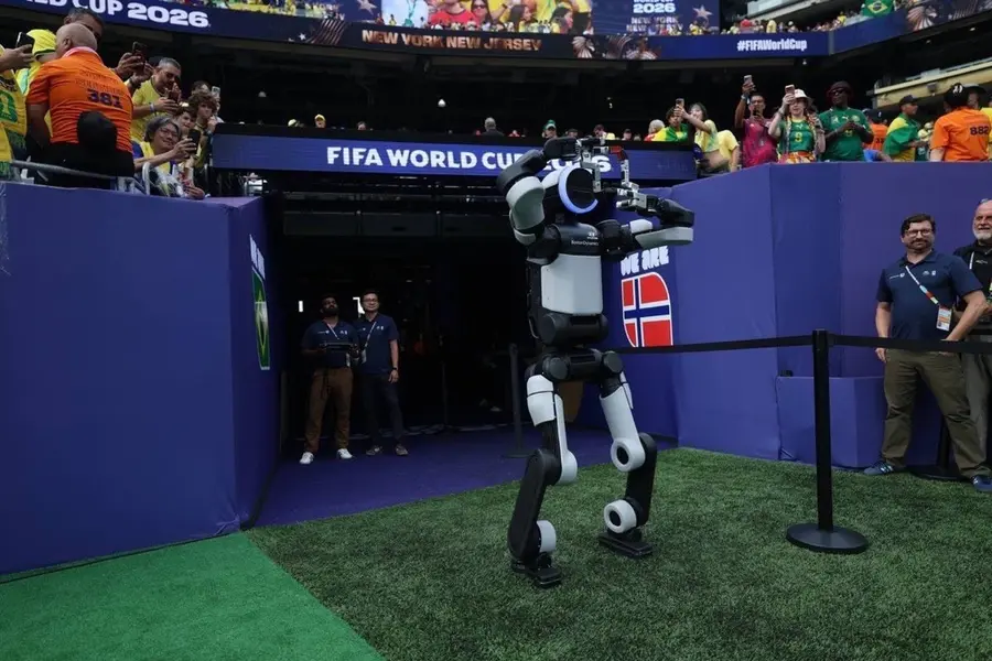 Hyundai, implementa la tecnología de robótica con el desempeño de Atlas en los octavos de final del Mundial FIFA 2026 (Seúl=Yonhap) Hyundai informó que, durante el descanso del partido de octavos disputado el 5 (hora local) en el estadio de Nueva Jersey, en Nueva York, en EE. UU., Atlas demostró con éxito una actuación en la que entrega la pelota al árbitro. La foto muestra la celebración del jugador surcoreano Son Heung-min