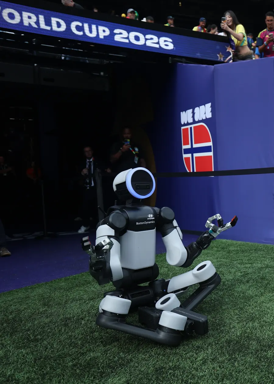 Hyundai, implementa la tecnología de robótica con el desempeño de Atlas en los octavos de final del Mundial FIFA 2026 (Seúl=Yonhap) Hyundai informó que, durante el descanso del partido de octavos disputado el 5 (hora local) en el estadio de Nueva Jersey, en Nueva York, en EE. UU., Atlas demostró con éxito una actuación en la que entrega la pelota al árbitro. La foto muestra la celebración de Erling Haaland, de Noruega.