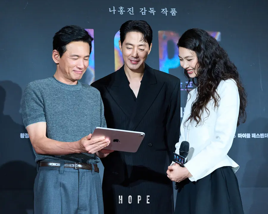 〈HOPE〉 tại buổi showcase (từ trái sang phải) Hwang Jung-min, Jo In-sung, Jeong Ho-yeon