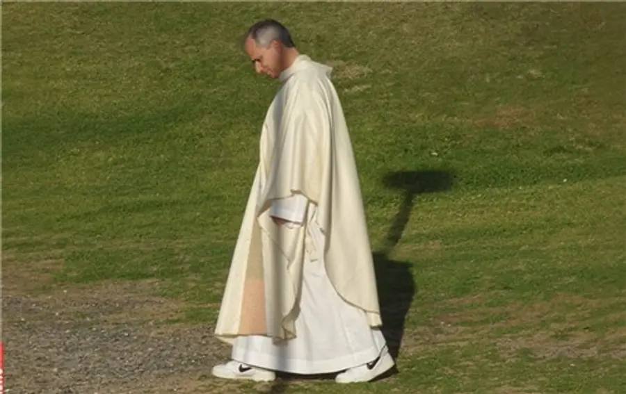 El papa con la sotana y las zapatillas de tenis [Captura del documental sobre el papa 'León de Roma' difundida por VaticanNews. Prohibida la redistribución y la inclusión en bases de datos]