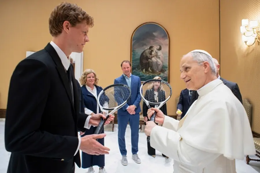 El campeón de Wimbledon Jannik Sinner y el papa León XIV [Foto cedida por Yonhap. Prohibida la redistribución y la inclusión en bases de datos]
