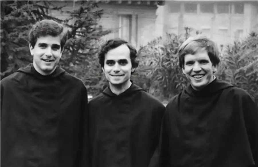El papa León XIV de joven (en el centro) [Captura del documental sobre el papa 'León de Roma' difundida por VaticanNews. Prohibida la redistribución y la inclusión en bases de datos]