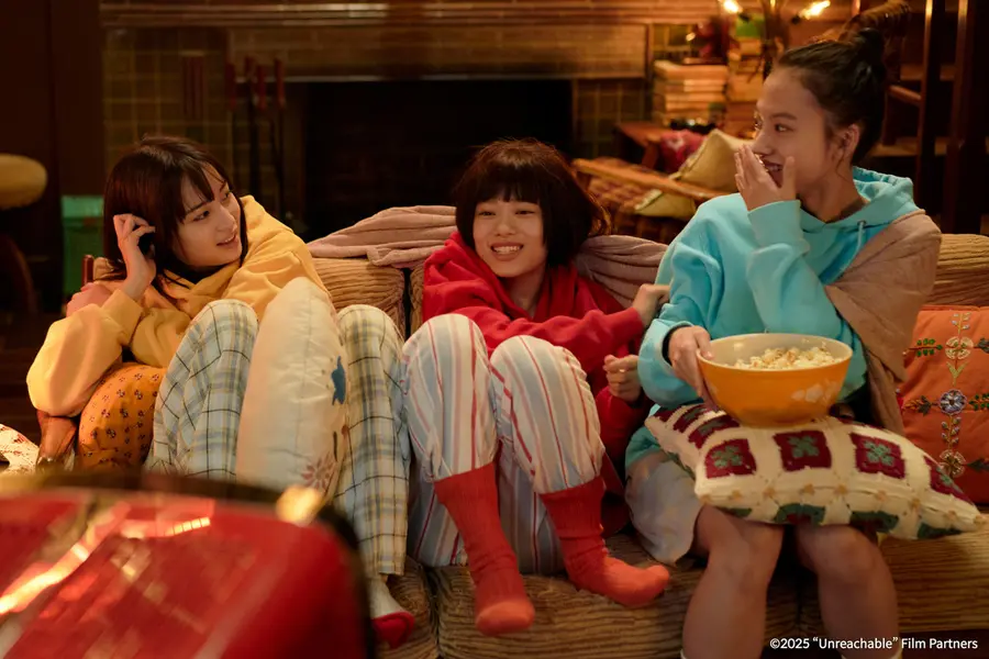 〈El mundo del amor no correspondido〉 (de izquierda a derecha) Misaki (Hirose Suzu), Yuka (Sugisaki Hana), Sakura (Kiyohara Kaya)