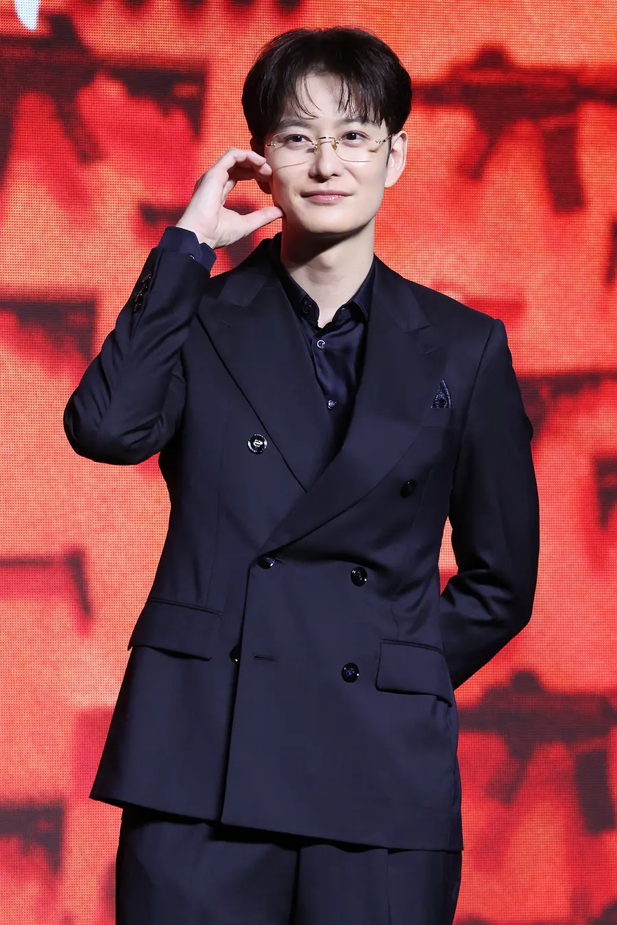 演員岡田正樹在20日於首爾永登浦區CONRAD酒店舉行的Disney+原創影集《殺手們的購物中心第2季》製作發表會上擺出姿勢