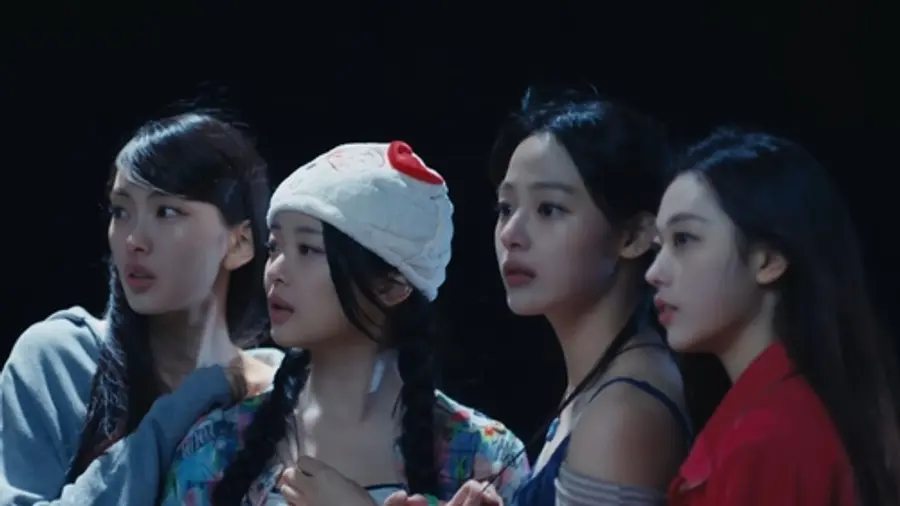 女子團體 NewJeans 左起依序為惠仁、哈妮、玟智、海憲 [NewJeans 官方網站。禁止再販售與資料庫]