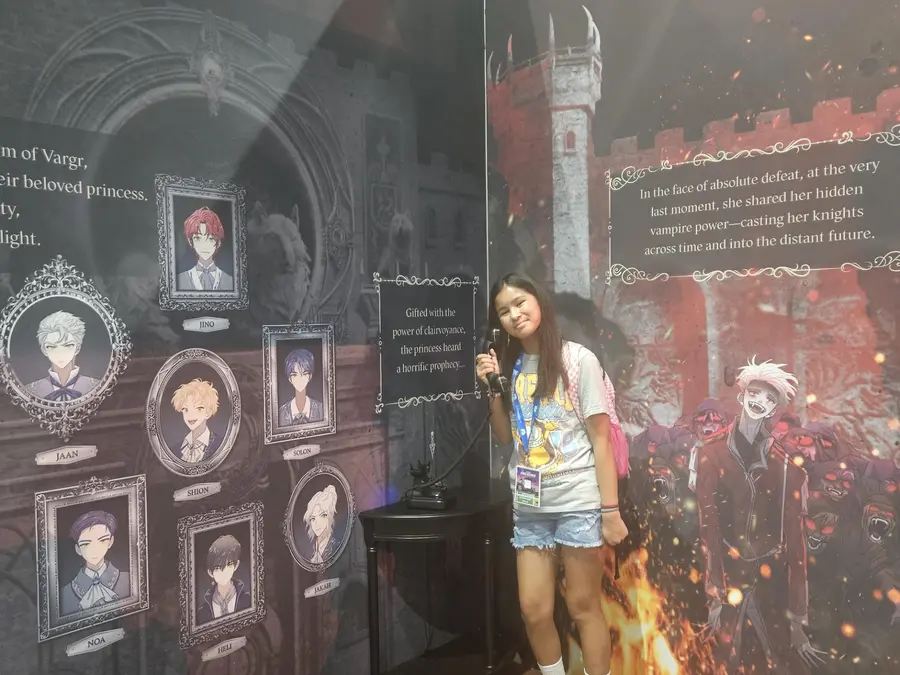 Un fan de ENHYPEN que visita el stand de ‘Dark Moon’ [Yonhap News. Prohibida su reventa y la redistribución de datos]