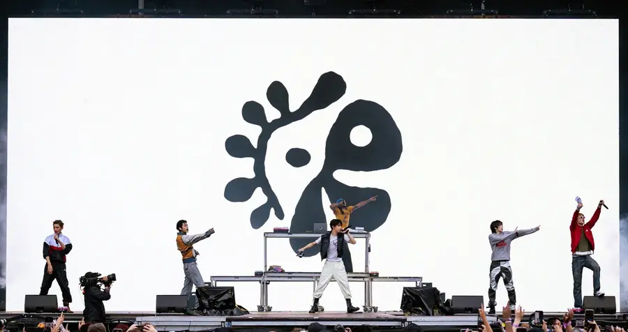 Cortis, xuất hiện tại Lollapalooza Chicago\n(Seoul=Yonhap) Cortis biểu diễn cùng DJ Anklesandwich trên sân khấu 'Lollapalooza Chicago'(Lollapalooza Chicago) ở Công viên Grant tại Chicago, Mỹ vào ngày 1(tính theo giờ địa phương). 2026.8.2 [do Big Hit Music cung cấp. Cấm tái phát hành và đăng lại trong cơ sở dữ liệu]