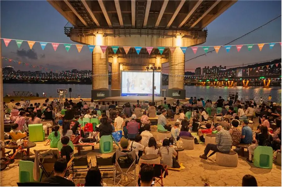 Projection de film sous le pont Cheonho [fourni par la municipalité de Séoul. Revente et base de données interdites]