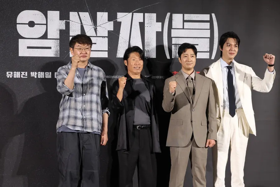 映画『暗殺者(たち)』制作報告会 10日 ソウル、ヨンサン区のCGVヨンサンアイパークモールで行われた映画『暗殺者(たち)』制作報告会で、監督と俳優陣がポーズを取っている。 左からホ・ジンホ監督、ユ・ヘジン、パク・ヘイル、イ・ミンホ