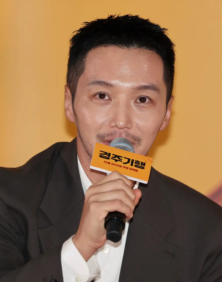 Press briefing for the film 'Gyeongju Trip' _ Byun Yo-han saying hello
