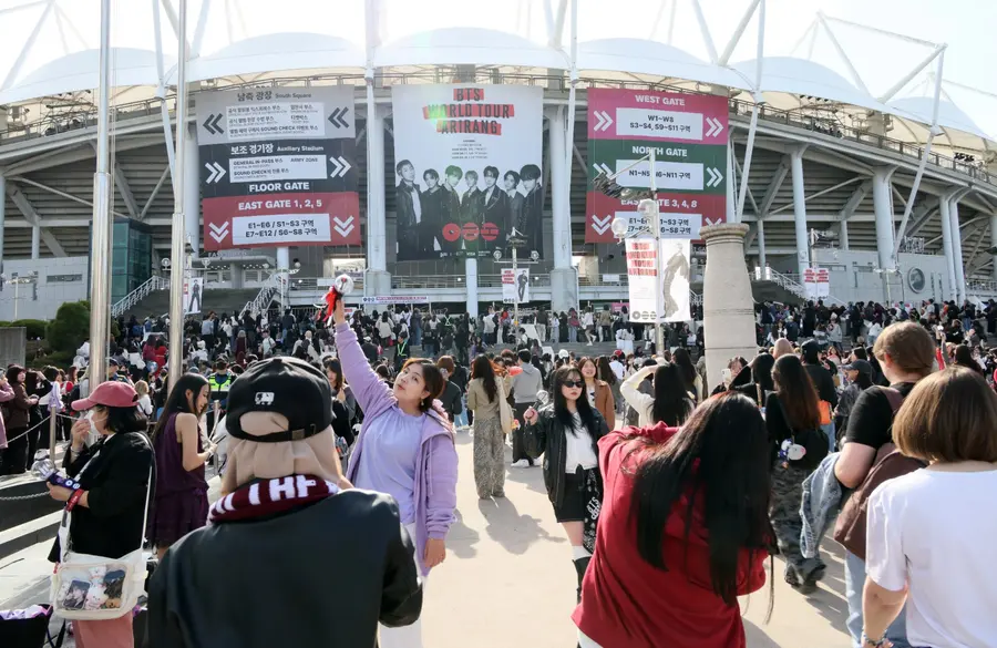 4月在高揚舉辦BTS演出的京畿道高揚市高揚綜合運動場前，阿米們