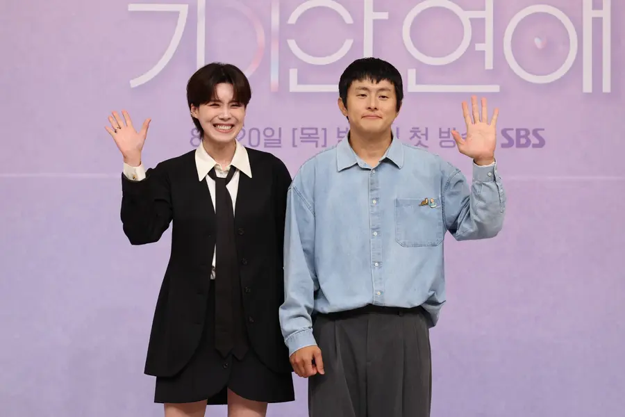 La humorista Jang Do-yeon, a la izquierda, y el autor de webtoons Kian84, durante la presentación del programa de variedades 'Mi compañero de IA: El extraño romance de Kian'
