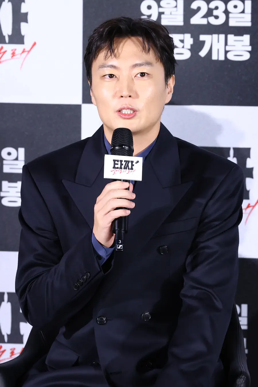 Roh Jae-won, who appears in 'Tazza: Song of Belzebub'