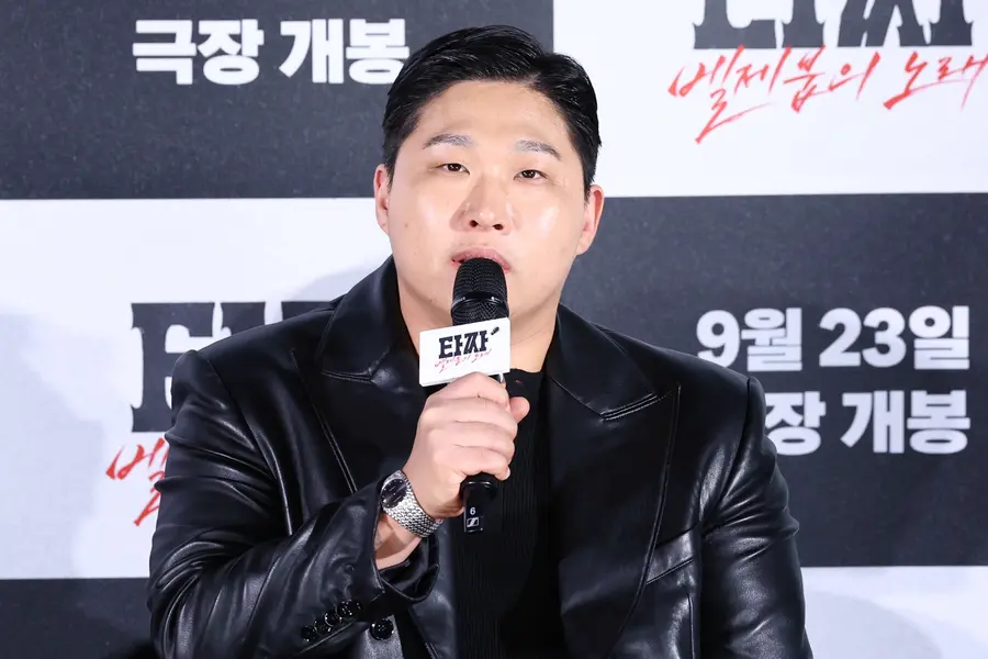 Actor Moon Ji-hoon delivering remarks