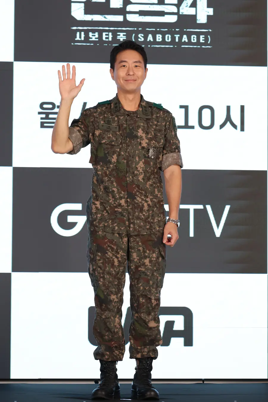Lee Hyun-gyun posa